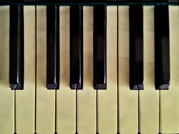 Touches jaunies d'un clavier de piano